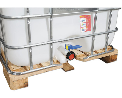 Wassertank mit Auslaufhahn auf Holzpalette mit Metallrahmen