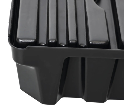 Detailansicht einer schwarzen Pflanzschale aus Kunststoff