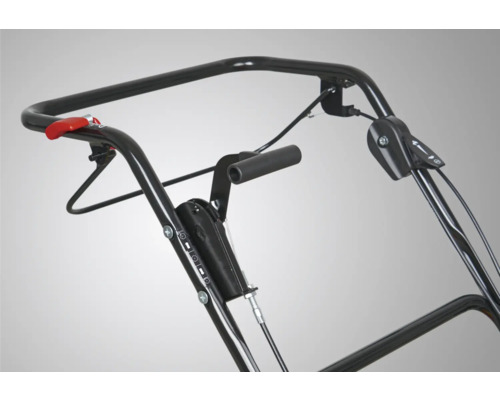 Detailansicht des Griffs einer Gartenfräse mit Bedienelementen