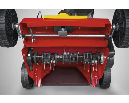 Ansicht von unten eines Rasenlüfters mit rotierenden Messern zur Rasenpflege