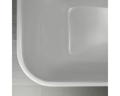 Detailansicht einer Badewanne mit abgerundeten Ecken