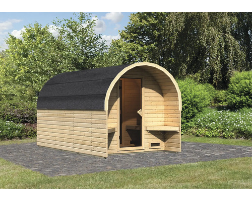 Sauna en tonneau de bois dans le jardin