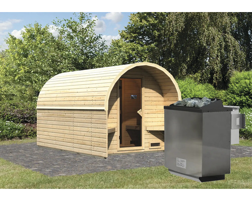 Sauna en tonneau de bois avec poêle de sauna dans le jardin