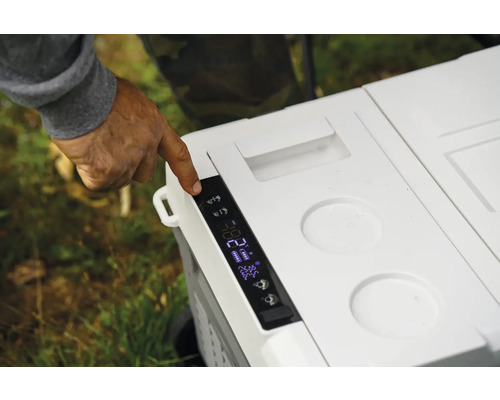 Une personne utilise une glacière portable avec affichage numérique