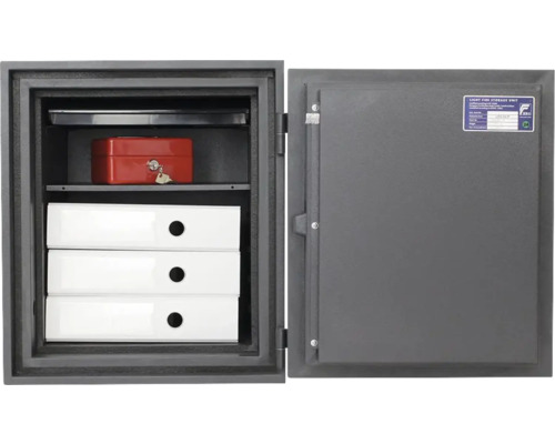 Geöffneter Tresor mit Regalen, roter Geldkassette mit Schlüssel und weißen Ordnern.