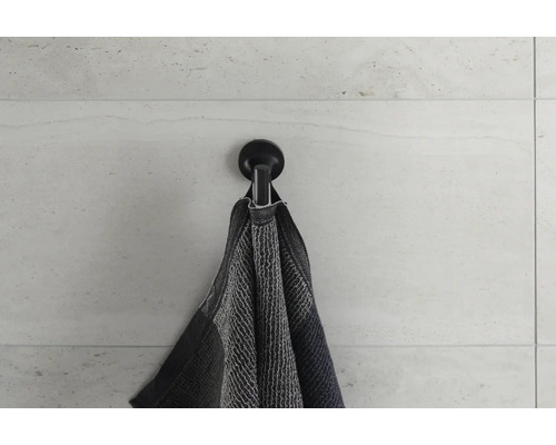 Serviette sur un crochet de serviette rond au mur