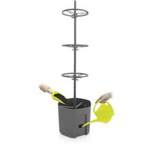 Jardinière verticale avec système d''irrigation remplie de terre et arrosoir