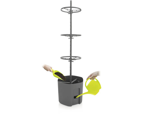 Jardinière verticale avec système d''irrigation remplie de terre et arrosoir