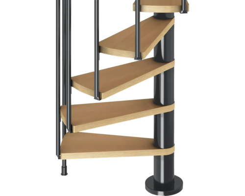 Detailansicht einer Wendeltreppe mit Holzstufen und Metallgeländer