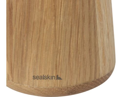 Detailansicht eines Badaccessoires aus Holz mit Sealskin Logo