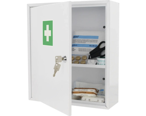 Geöffneter, weißer Erste-Hilfe-Schrank mit Erste-Hilfe-Material und Schlüssel
