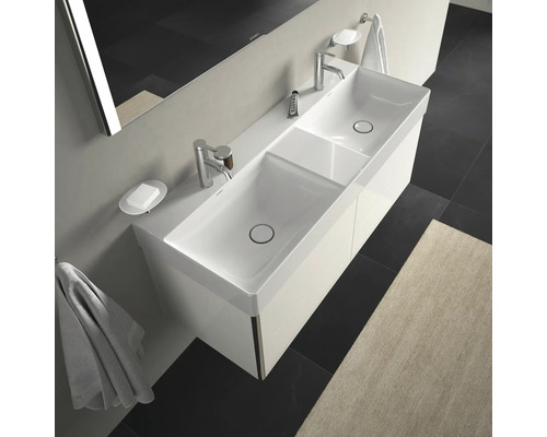 Modernes Badezimmer mit Doppelwaschtisch, Armaturen, Spiegel und Handtüchern