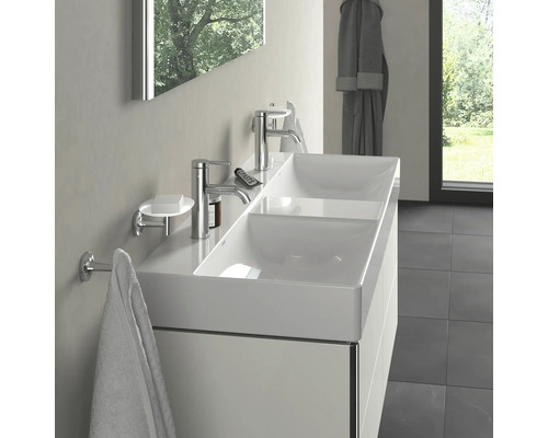 Modernes Badezimmer mit Doppelwaschbecken, Armaturen, Spiegel und Handtuchhalter