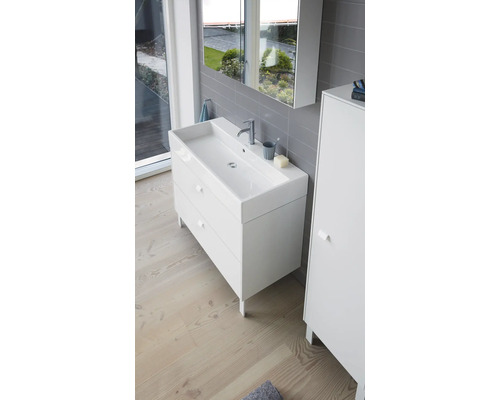 Salle de bain claire avec meuble sous-lavabo, armoire de toilette et armoire latérale