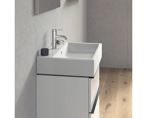 Waschbeckenunterschrank mit Armatur und rechteckigem Waschbecken