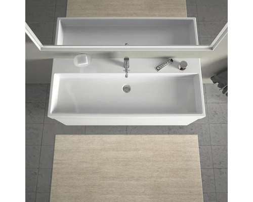 Aufsicht eines Badezimmers mit Waschbecken, Spiegel und Badteppich