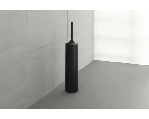 Garniture de toilette noire dans la salle de bain