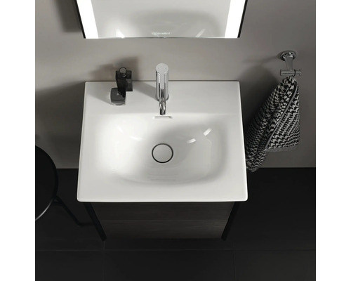 Vue de dessus d''un lavabo de salle de bain avec robinet, serviette et miroir