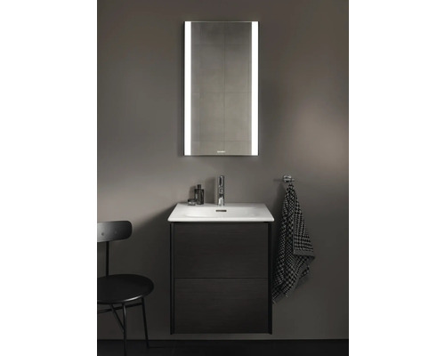 Salle de bains avec meuble sous-lavabo, vasque à poser, robinetterie et armoire de toilette éclairée