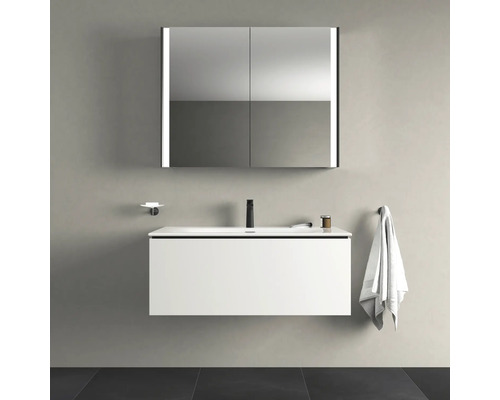 Salle de bains moderne avec meuble sous-lavabo, miroir et robinet