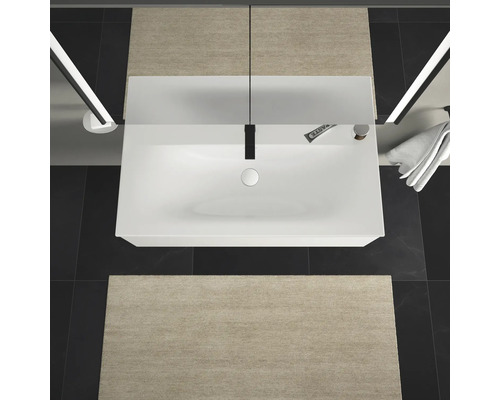 Vue de dessus d''une salle de bains avec lavabo, robinet, miroir, tapis de bain et serviette