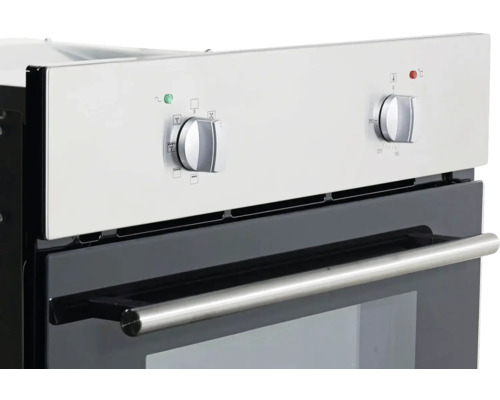 Gros plan d''un four avec des boutons rotatifs pour la sélection de la température et des fonctions