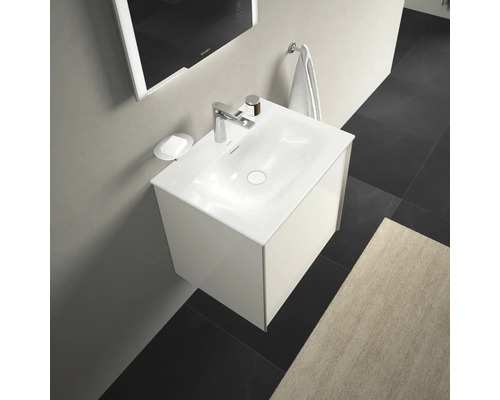 Modernes Badezimmer mit Waschbeckenunterschrank, Armatur, Seifenschale und Handtuchhalter