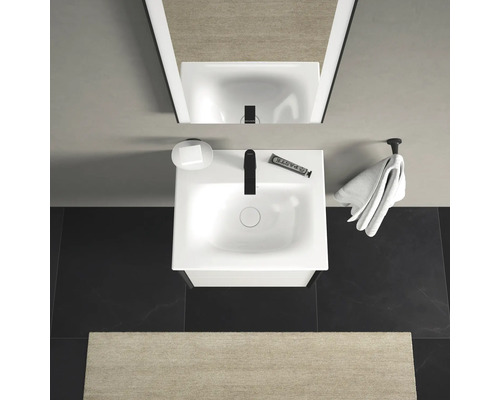 Vue de dessus d''une salle de bains avec lavabo, savon, serviette et miroir