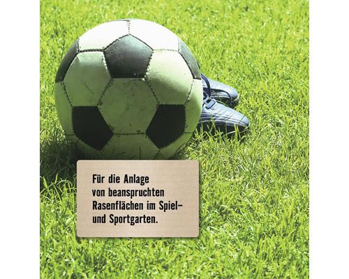 Fußball, Fußballschuhe und Schild auf Rasen für strapazierte Rasenflächen in Spiel- und Sportgärten