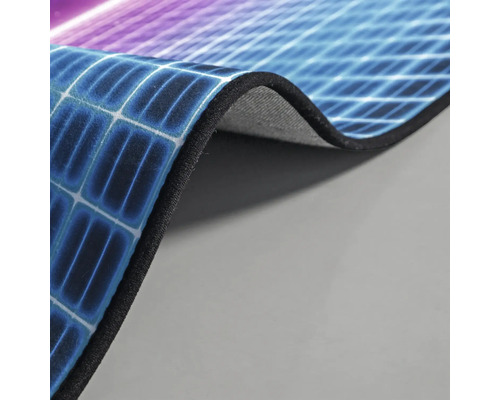 Nahaufnahme einer Fußmatte mit abstraktem Gittermuster.