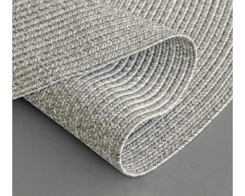 Grauer geflochtener Teppich