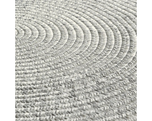 Detailansicht eines runden Teppichs mit geflochtenem Muster