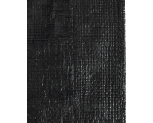 Gros plan sur une toile de paillage noire.