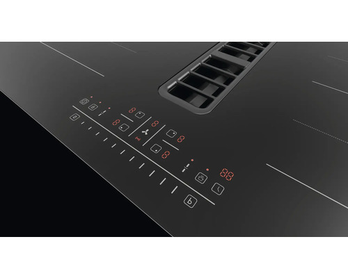 Detailansicht eines schwarzen Induktionskochfelds mit integriertem Dunstabzug