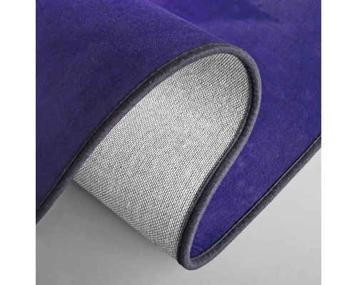 Vue détaillée d''un tapis violet avec envers textile