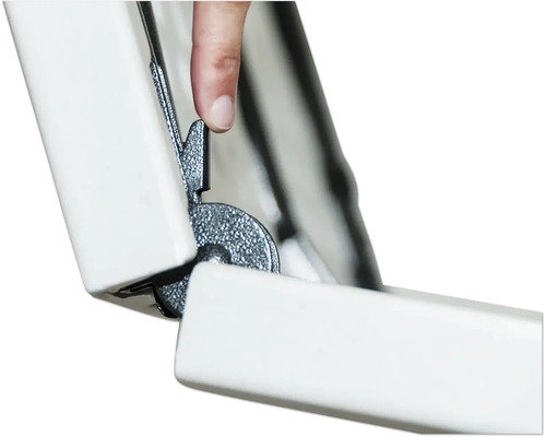 Detailansicht eines Insektenschutzfensters mit Drehkippbeschlag und Hand