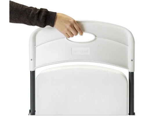 Detailansicht eines Klappstuhls mit Kunststoffoberfläche und Hand am Griff