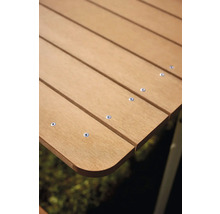 Vue détaillée d''un plateau de table de jardin en bois avec un coin arrondi et des vis