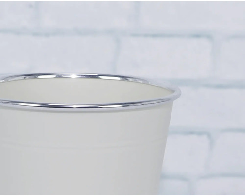 Eimer aus Metall mit silberfarbenem Rand