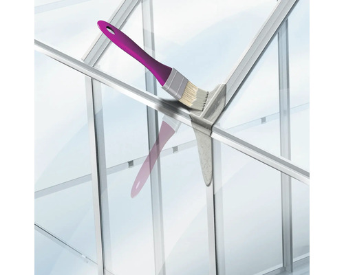 Pinsel beim Anstreichen eines Fensterrahmens