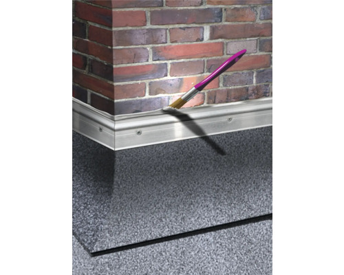 Detailansicht einer Sockelleiste mit Dehnungsfuge und Acryldichtung, aufgetragen mit einem Pinsel