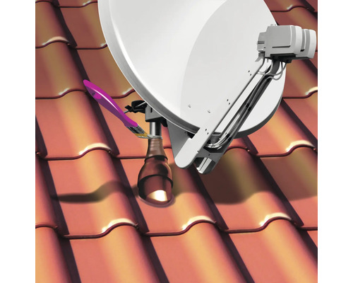 Satellitenantenne auf einem Dach mit Dachziegeln