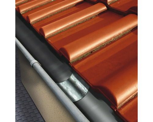 Detailansicht von Dachziegeln mit Dachrinnen-Installationsdetails