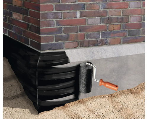 Detailansicht einer Hauswand mit Noppenbahn und Anstrich mit Farbroller.