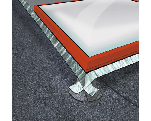 Detailansicht eines Dachfensters mit Dichtungsband auf einem dunklen Dach.