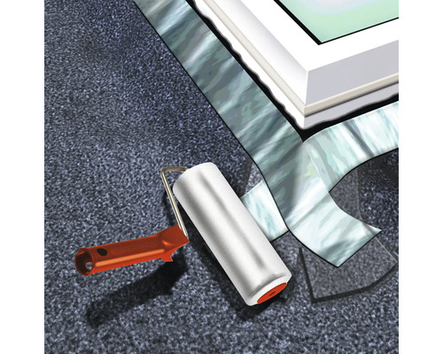 Dachfenster mit Abdeckband und Farbroller