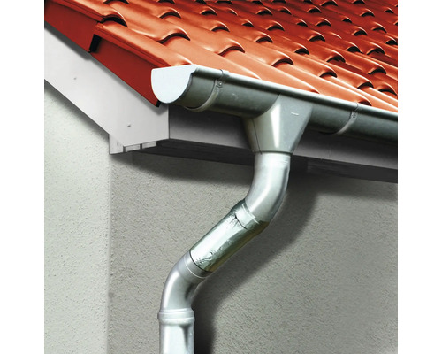 Dachrinne aus Metall am Dach eines Gebäudes