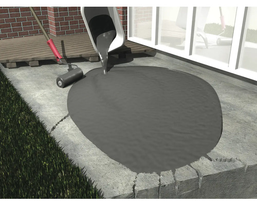 Aussenaufnahme mit flüssiger Betonfarbe, die aus einem Eimer gegossen wird, und einer Farbwalze.