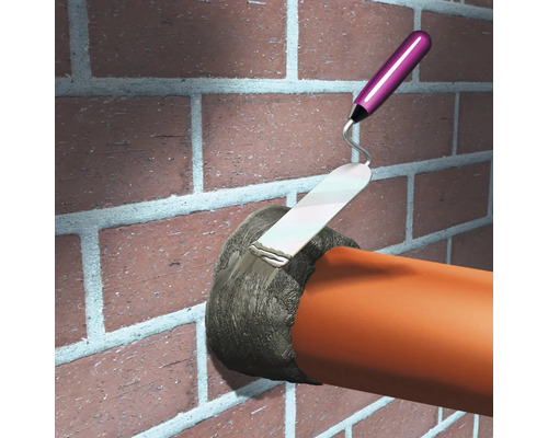 Illustration d''une personne scellant un passage de mur avec du produit à joint