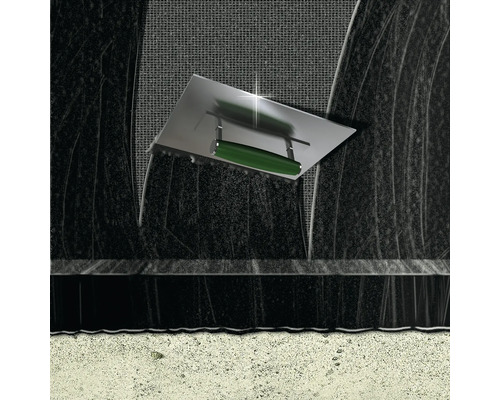 Glättkelle vor dunklem Hintergrund